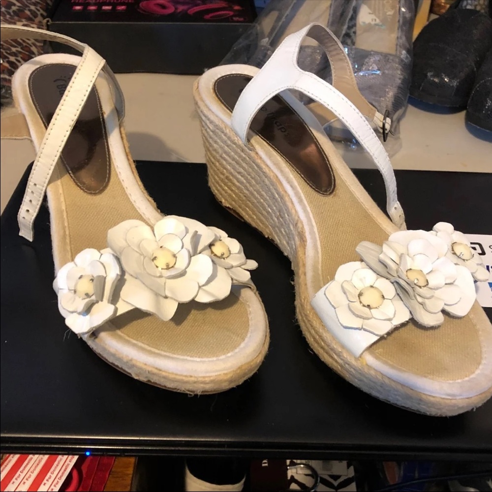 White Sun Flowers Wedges By Bare Traps